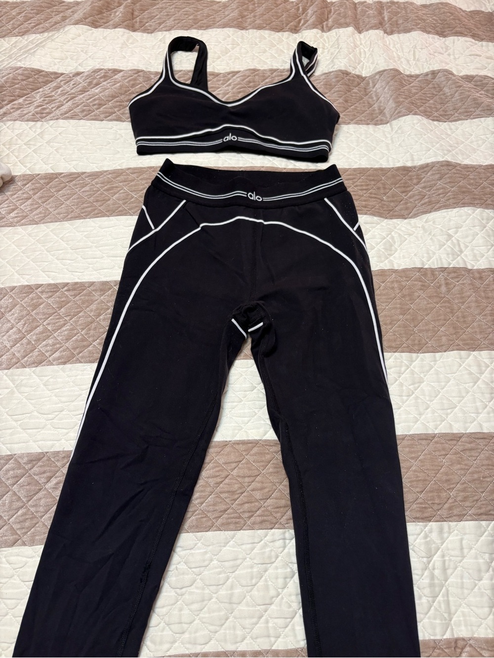 ALO Yoga airbrush heart throb Sports Bra and Leggings Set